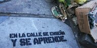 Bodenplatte mit Stencil von Toxicómano Callejero in Bogota