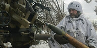 Ein ukrainischer Soldat hantiert mit Munition