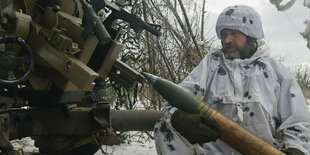 Ein ukrainischer Soldat hantiert mit Munition