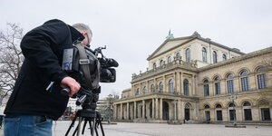 Ein TV-Kameramann filmt die Staatsoper in Hannover.