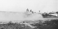 Historisches Foto eines Panzers im aufgewirbelten Staub