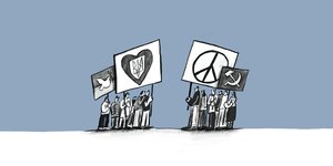 Zwei Gruppen stehen sich gegenüber. Sie halten Schilder mit Herz, Friedenstaube und Friedenszeichen
