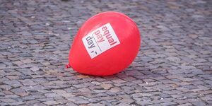 Luftballon auf Straßenpflaster