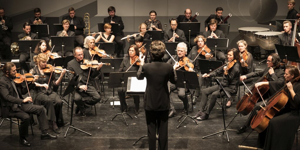 Ein Orchester bei einem Konzert