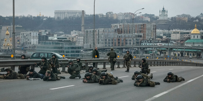 Ukrainischen Soldaten auf einer Straße im Kiew