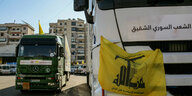 Hilfsgütern beladenen Lastwagen zu sehen, bevor er in die vom Erdbeben heimgesuchte syrische Provinz Aleppo fährt.