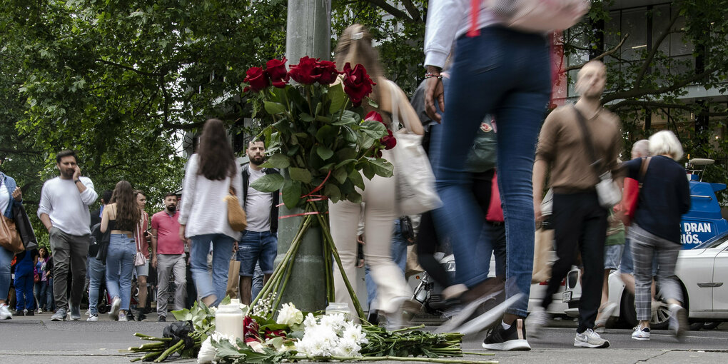 Rote Rosen am Ampelmast auf der Straße