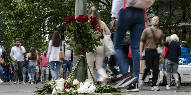 Rote Rosen am Ampelmast auf der Straße