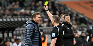 Schiedsrichter zeigt Bayern-Trainer Nagelsmann gelbe Karte