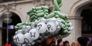 Luftballons, in der Form eines grünen Panzers zusammengebunden, mit der Aufschrift "No War"