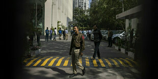 Ein indischer Polizist vor einem Hochhaus in Neu-Delhi