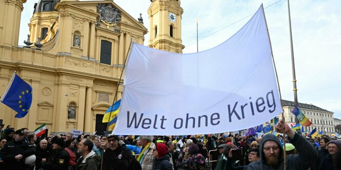 Demonstration und Banner mit der Aufschrift "Welt ohne Krieg"