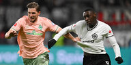 Fußball-Bundesliga, 21. Spieltag: Frankfurts Randal Kolo Muani (r) und Werder Bremens Niklas Stark im Zweikampf.