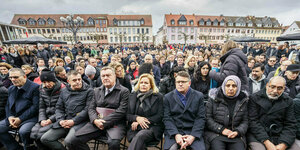 Zahlreiche Menschen gedenken den Opfern von Hanau
