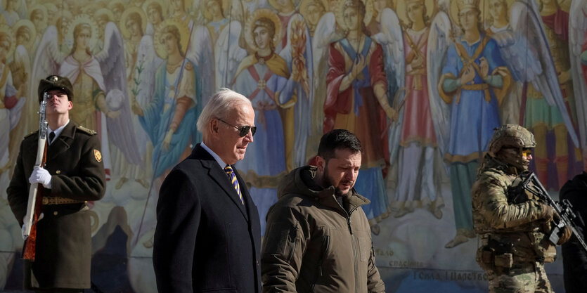 Biden und Selenskyj vor einem Kirchengemälde