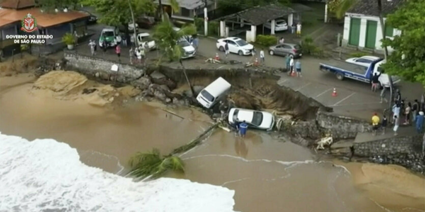 Autos, die auf einen Strand gefallen sind