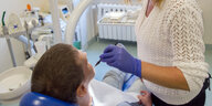Eine Zahnarzthelferin kümmert sich im Gesundheitszentrum für Obdachlose in Berlin um einen Patienten.