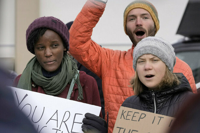 Greta Thunberg und Vanessa Nakate (links) protestieren in Davos