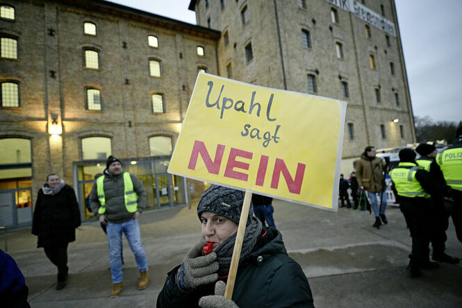 Menschen protestieren vor der malzfabrik in Grevesmühlen