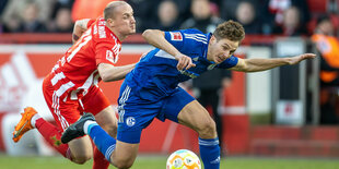 Sven Michel und Cedric Brunner kämpfen ungelenk um den Ball