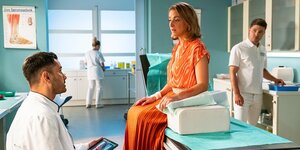 Eine Szene der 1.001 Folge "In aller Freundschaft": Eine Frau sitzt mit Verbrennung auf einem Krankenhausbett