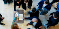 Abstimmung im Bundestag, verwischte Menschen werfen ihr Votum in eine Box