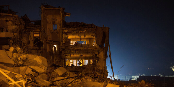 Eingestürztes Haus in der Nacht