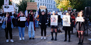 Demonstrantinnen und Demonstranten halten Schilder auf dem Oranienplatz. Sie solidarisiert sich mit den Aufständen im Iran und trauern um die getötete Kurdin Jina Mahsa Amini.