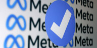 blauer Verifizierungshaken vor Meta Logo
