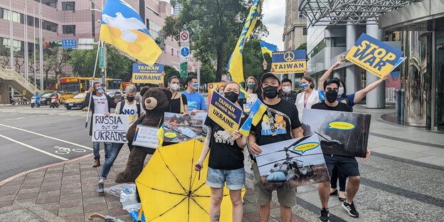 Protestplakate in den Farben der Ukraine