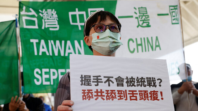 Eine Frau protestiert gegen Chinas Besuch auf Taiwan
