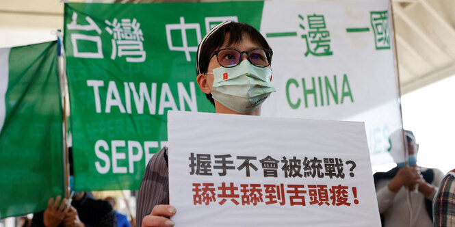 Eine Frau protestiert gegen Chinas Besuch auf Taiwan