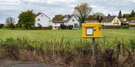 Ein Postbriefkasten in ländlicher Umgebung