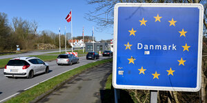 Autos warten an der Grenze nach Dänemark