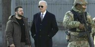 Wolodomir Selenskij und Joe Biden unterhalten sich - neben ihnen steht ein bewaffneter Soldat