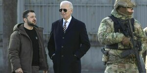 Wolodomir Selenskij und Joe Biden unterhalten sich - neben ihnen steht ein bewaffneter Soldat