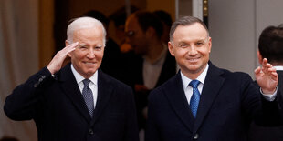 Biden salutiert, Duda winkt