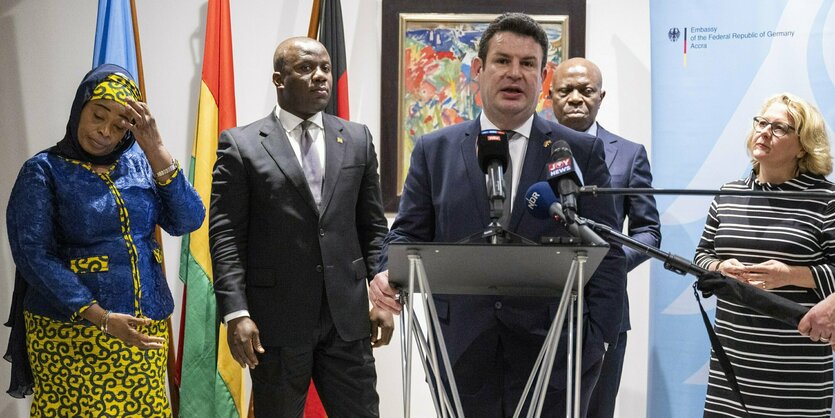 Hubertus Heil bei einer Pressekonferenz in Accra, Ghana