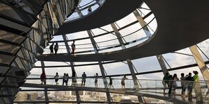 Berlin-Besucher und Besucherinnen in der Reichstagskuppel