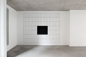 Gemälde in der Größe einer Wand im Atelier der Künstlerin Ghislaine Leung. Abstrakte Linien verlaufen schwarz auf weiß und bilden ein Raster. Im Bildzentrum sind einige Kästchen im Raster komplett schwarz ausgemalt