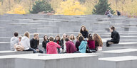 SChulklasse im Stelenfeld des Holocaustmahnmals in berlin