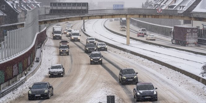 Autoverkehr im winterlichen Ruhrgebiet