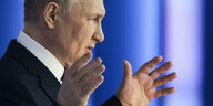 Wladimir Putin redet und gestikuliert mit den Händen