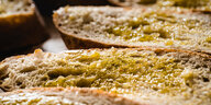 Mit Olivenöl bestrichende Brote