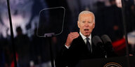 Joe Biden gestikuliert am Rednerpult
