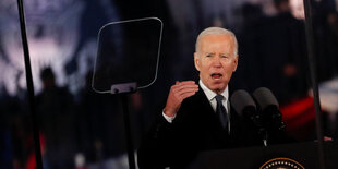 Joe Biden gestikuliert am Rednerpult