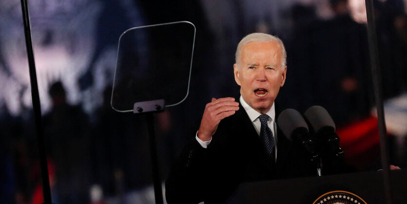 Joe Biden gestikuliert am Rednerpult