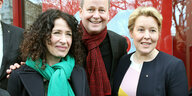 Das Foto zeigt Bettina Jarasch, Klaus Lederer und Franziska Giffey vor einem Sondierungsgespräche in Berlin.