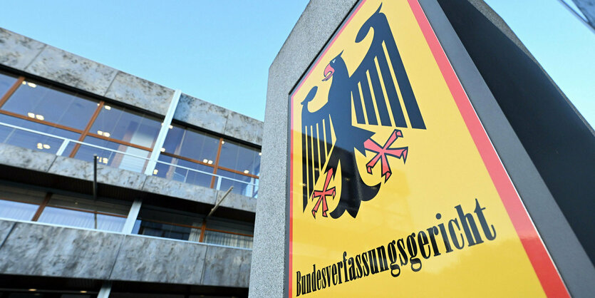 Ein Hinweisschild mit Bundesadler und dem Schriftzug «Bundesverfassungsgericht», aufgenommen vor dem Bundesverfassungsgericht.