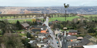 Der Kirchturm von Keyenberg vor der Abbruchkante des Braunkohle-Tagebergbaus